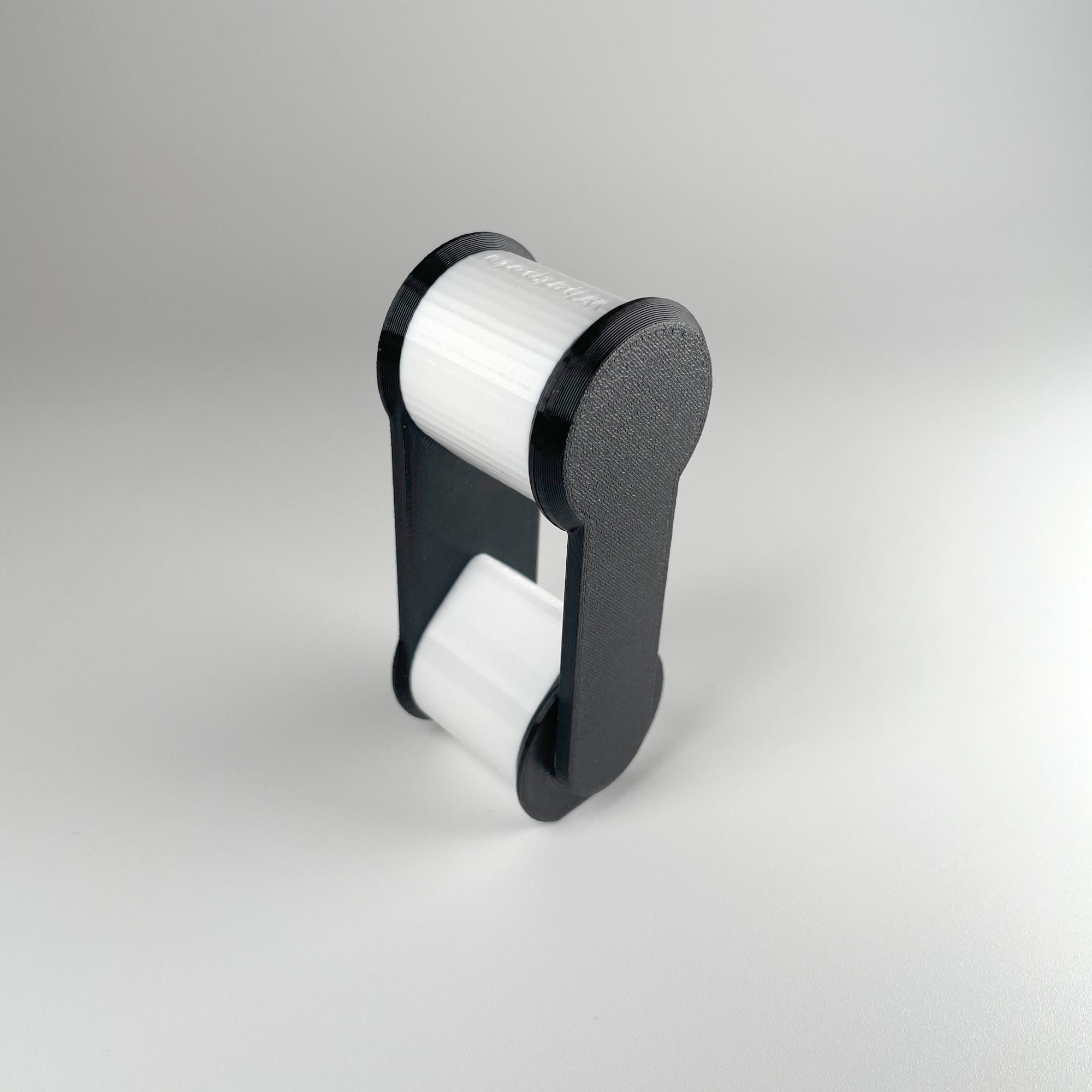 Cable Keeper – Figure-8 winder that prevents twist buildup and sharp kinks